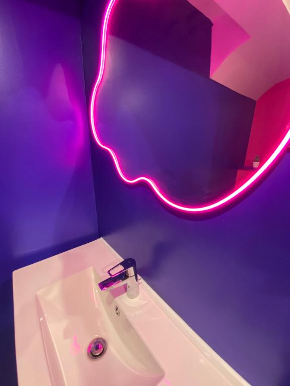 Koupelna v ubytování Capsule Boogie-Woogie - JACUZZI - SAUNA - BILLARD - JEUX - ECRAN GÉANT - FILET SUSPENDU - NETFLIX