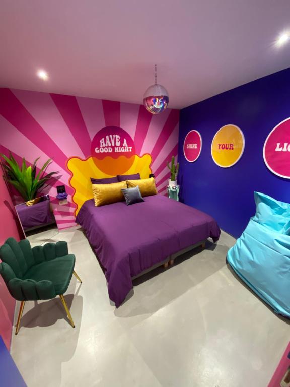 Postel nebo postele na pokoji v ubytování Capsule Boogie-Woogie - JACUZZI - SAUNA - BILLARD - JEUX - ECRAN GÉANT - FILET SUSPENDU - NETFLIX