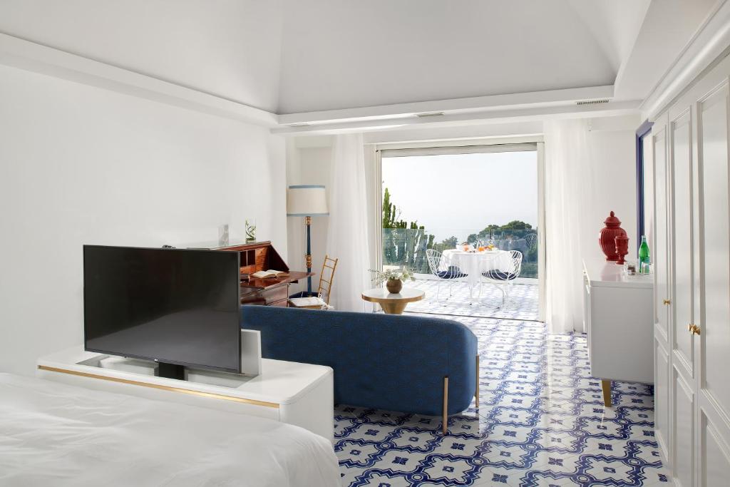 Televízia a/alebo spoločenská miestnosť v ubytovaní Hotel Scalinatella