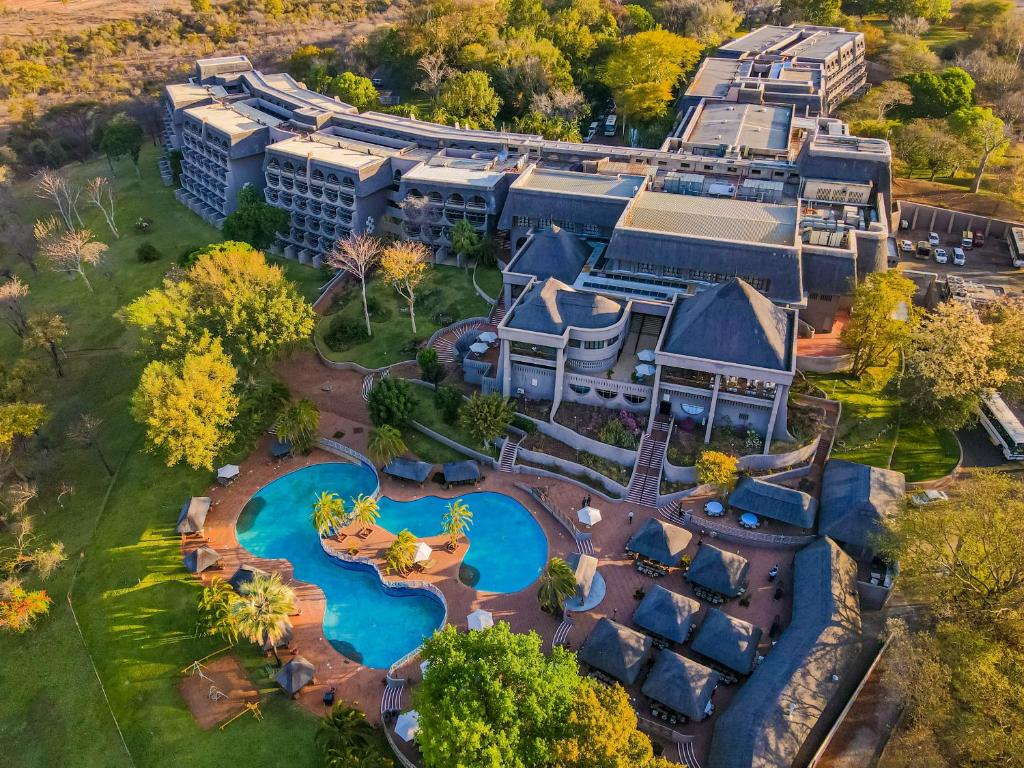 - une vue aérienne sur un complexe avec 2 piscines dans l'établissement Elephant Hills Resort, à Victoria Falls