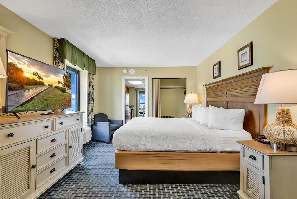 - une chambre avec un lit et une télévision à écran plat dans l'établissement Compass Cove Resort 1052, à Myrtle Beach