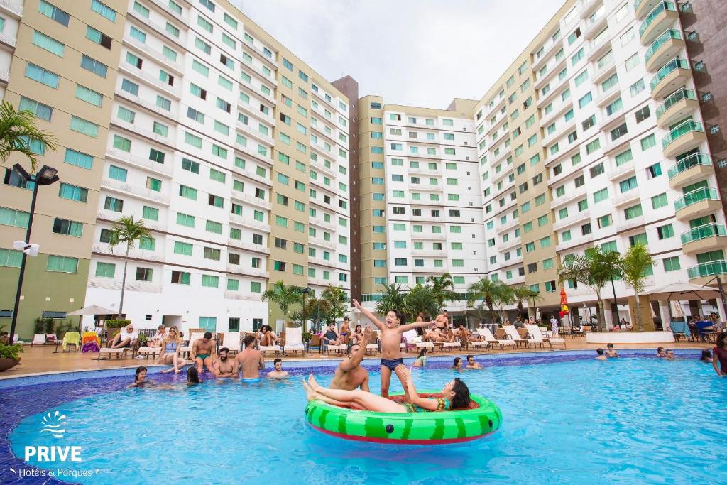 a group of people in the swimming pool at a resort at Riviera Park Caldas Novas in Caldas Novas