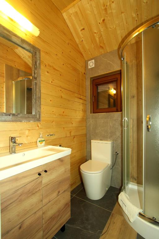 Koupelna v ubytování Całoroczny drewniany domek Superior i apartamenty Eko-oaza w Krynica Morska-Piaski