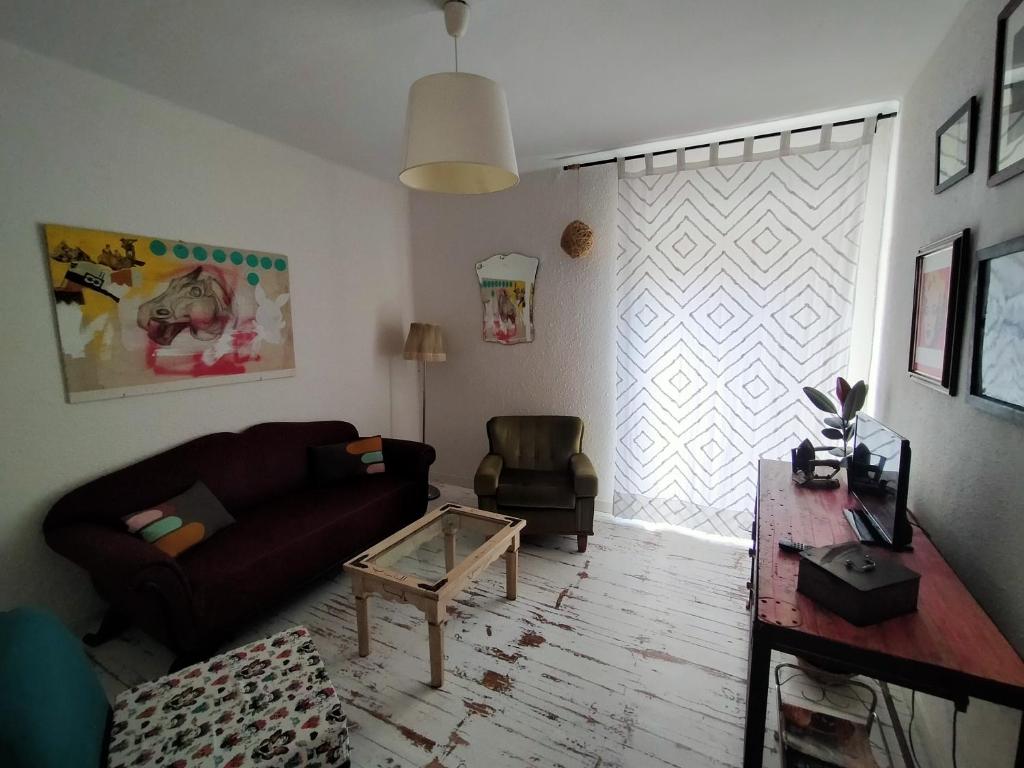科瓦萊達的住宿－Covaleda naturazleza y relax，客厅配有沙发和桌子