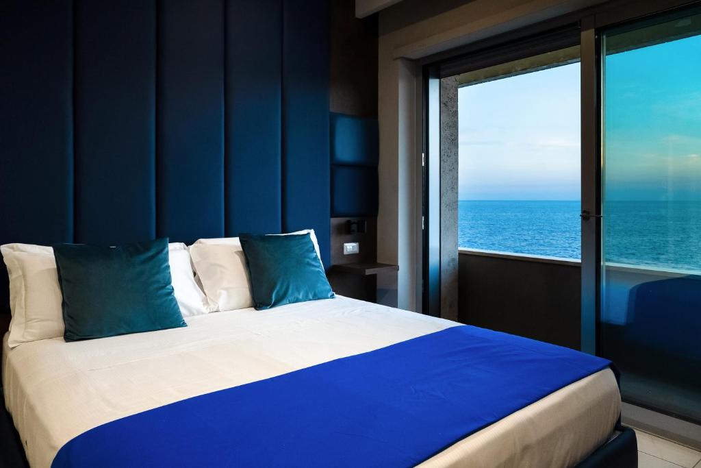 A bed or beds in a room at Imperatrice Suites