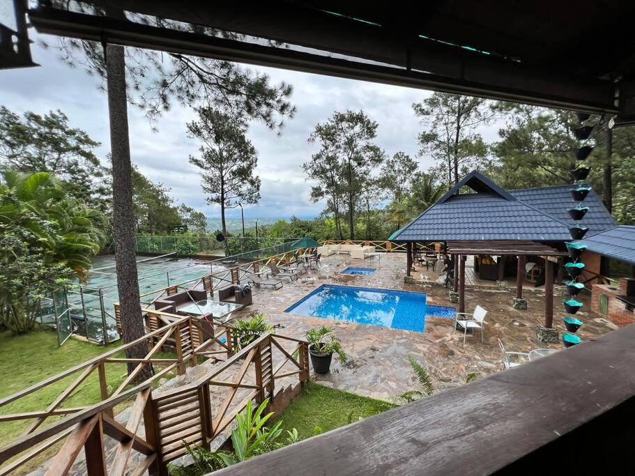 una imagen de una piscina en un patio en Villa las Tres Marias 24 personas chef incluido en Jarabacoa