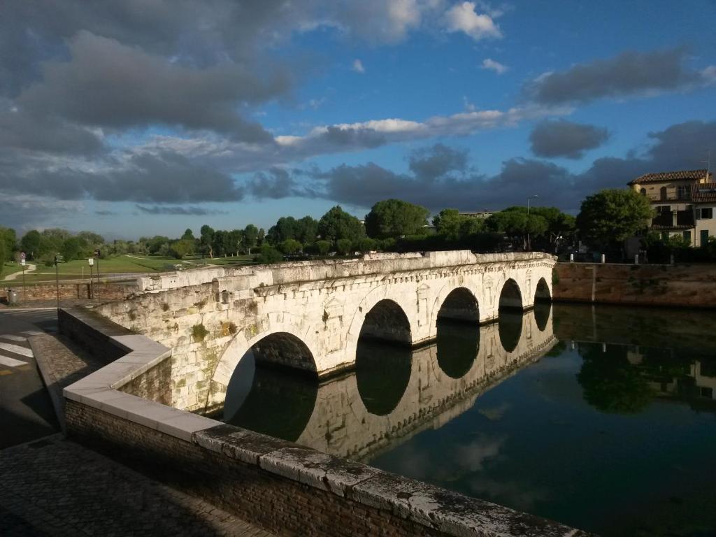 un ponte di pietra sopra un corpo d'acqua di Al Ponte di Tiberio a Rimini