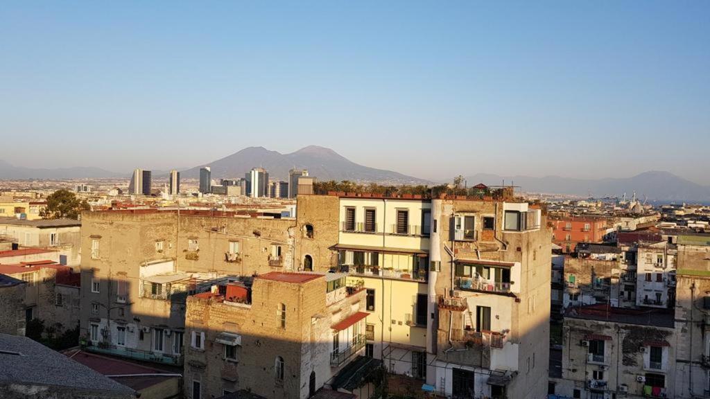 widok na miasto z budynkami w obiekcie O' Sapunariello-Casa Vacanze w mieście Neapol