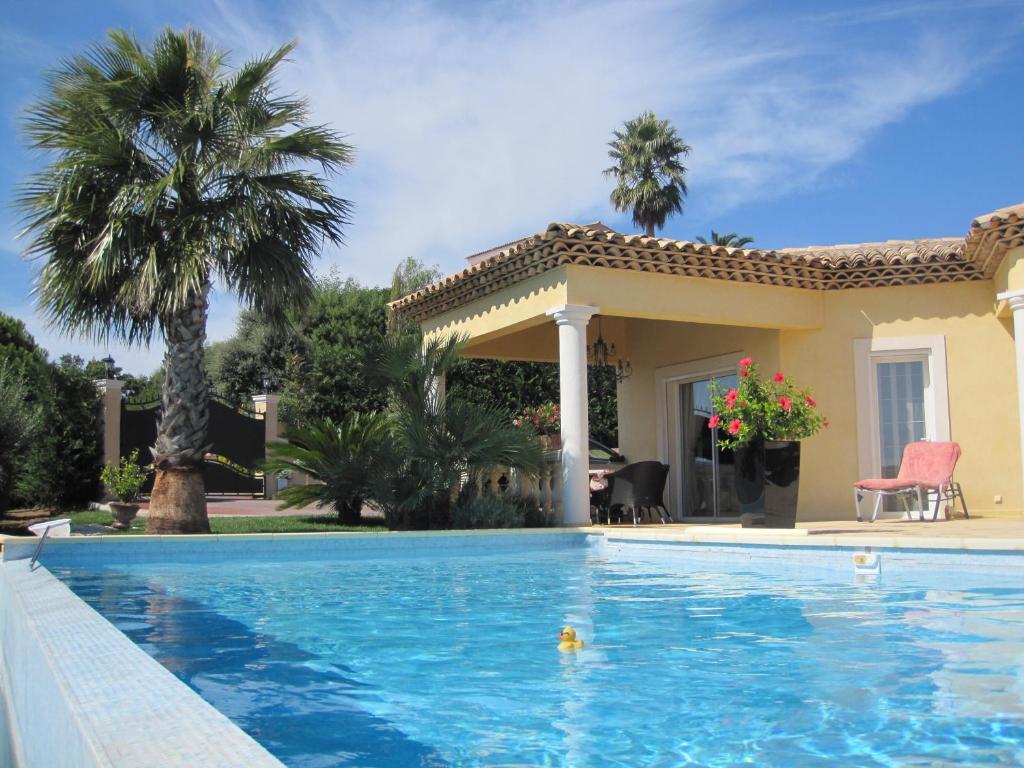 Πισίνα στο ή κοντά στο La Maison Jaune