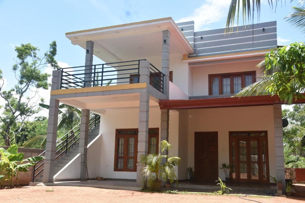 une maison avec un escalier en face de celle-ci dans l'établissement Camellia Resort, à Anurâdhapura