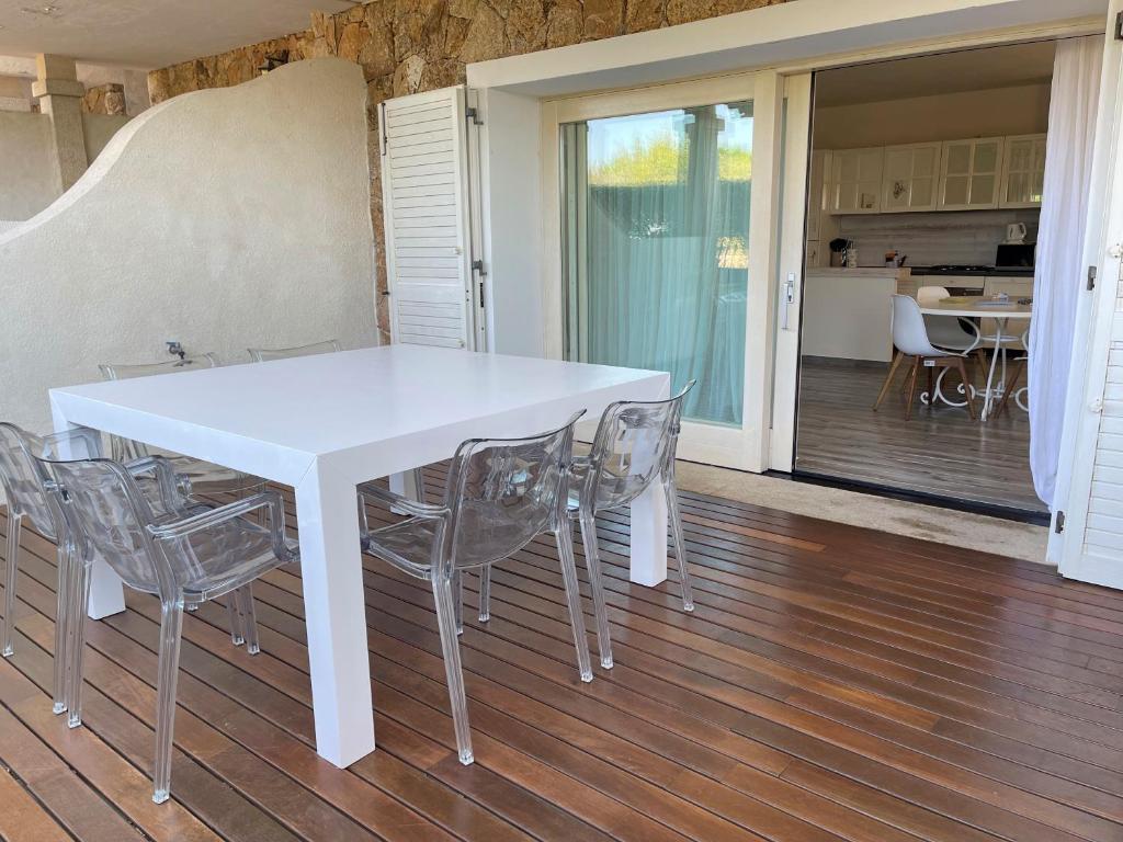 LIKE at HOME n 12 Poolside Garden Apartment