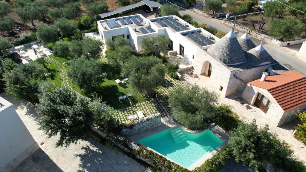 uma vista aérea de uma casa com piscina em Rifugio di Puglia - Trulli & Dimore em Alberobello