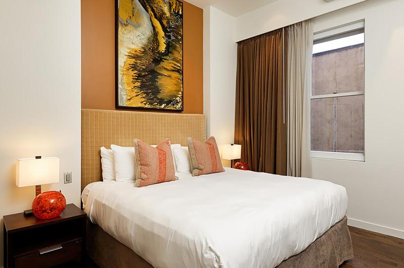 A bed or beds in a room at Independence Square 207, Chic Studio in Downtown Aspen, 1 Block from Gondola