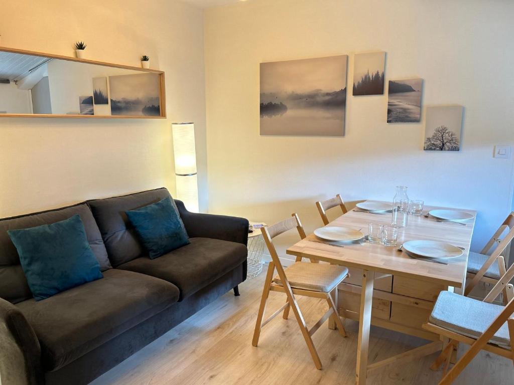 un salon avec un canapé et une table dans l'établissement Appartement rénové aux Gets, proche pistes et lac, avec parking, navettes gratuites et accepte animaux - FR-1-623-266, aux Gets