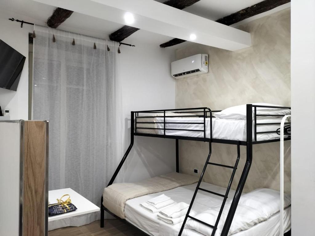 Zimmer mit Etagenbett und 2 Etagenbetten in der Unterkunft Casa Nina- Camera Capri in Neapel