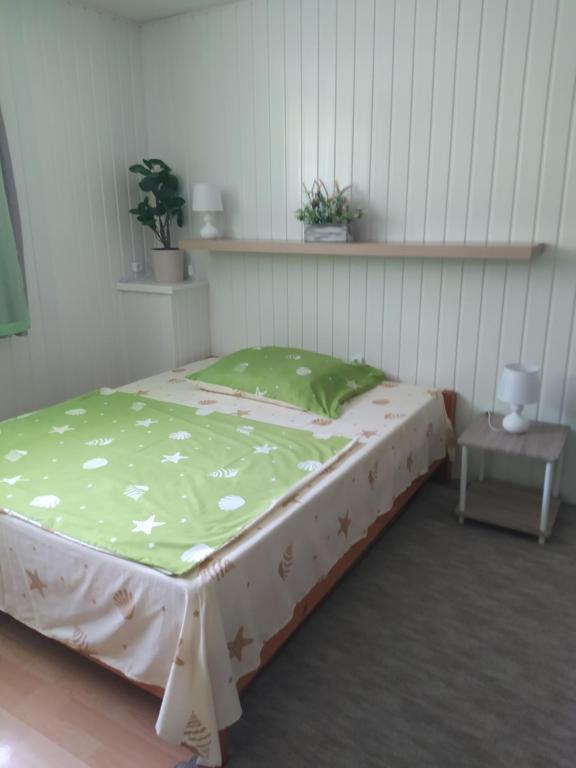 Postel nebo postele na pokoji v ubytování Kolpingház Pécs
