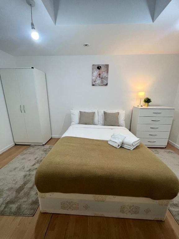 Llit o llits en una habitació de Cosy Stunning Flat