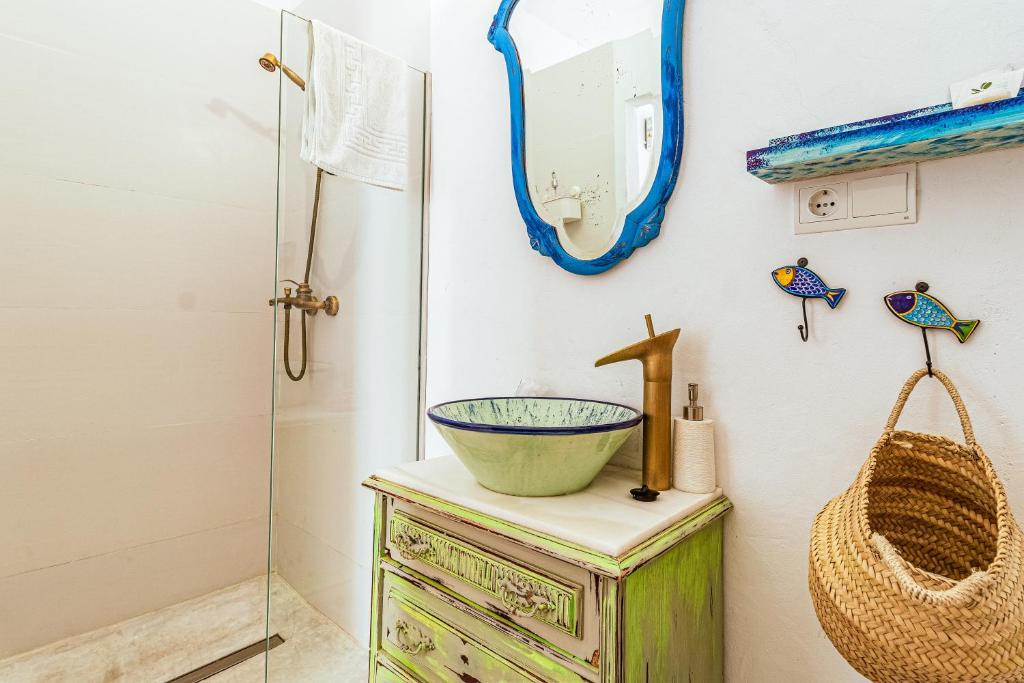 Un baño con lavabo y ducha. en Villa Mi Marino, en Fernán Pérez