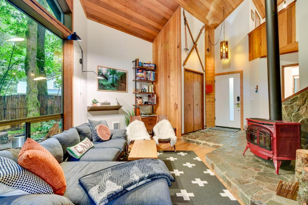 Fotografie z fotogalerie ubytování Rhododendron Creekside Cabin with Hot Tub and Fire Pit v destinaci Rhododendron