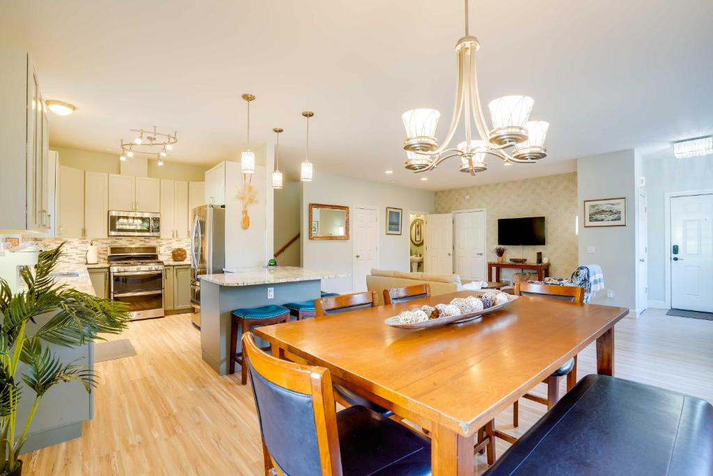- une salle à manger et une cuisine avec une table et des chaises dans l'établissement Anchorage Retreat with Private Deck and Backyard!, à Anchorage