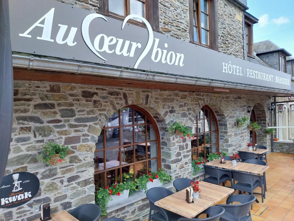 Au cœur bion في بوالون: مطعم بطاولات وكراسي خارج المبنى