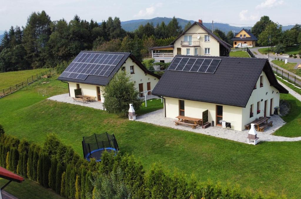 una casa con paneles solares en el techo en Domki pod Beskidem, en Jaworzynka