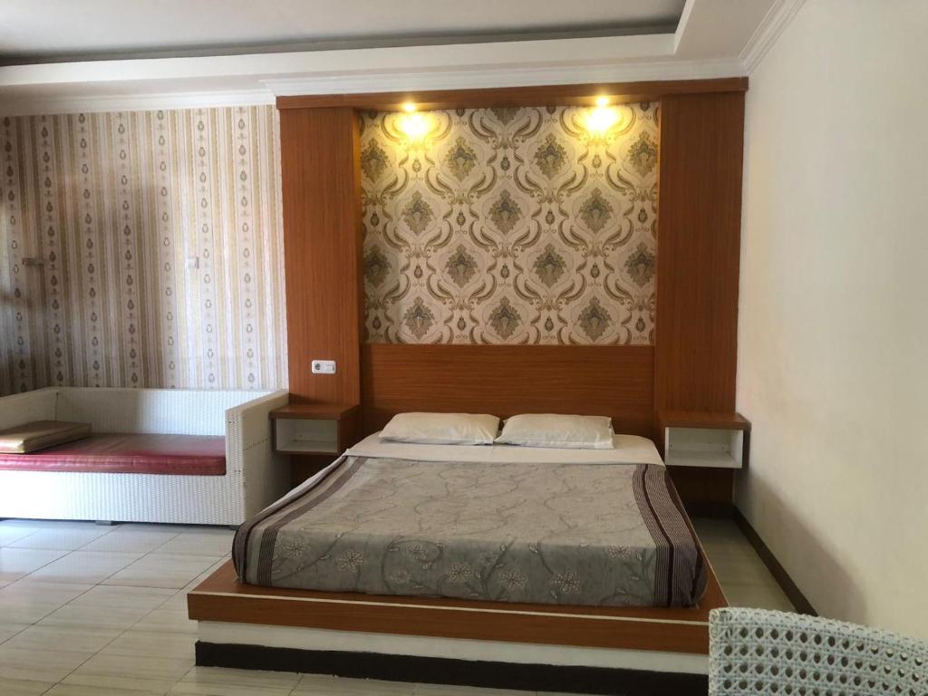 En eller flere senge i et værelse på Hotel Pantai Mutiara