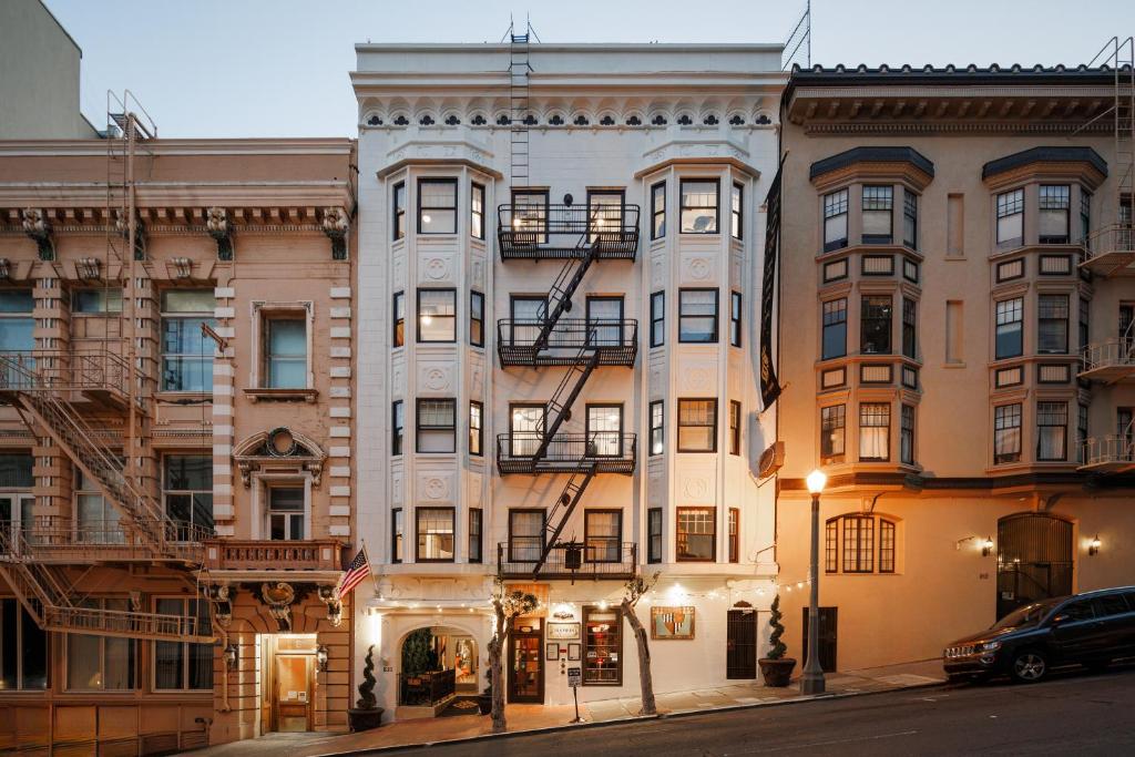 un edificio de apartamentos en una calle de la ciudad en Nob Hill Hotel, en San Francisco