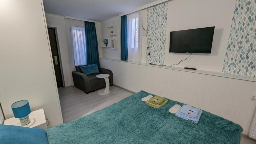 TV a/nebo společenská místnost v ubytování White Orchid