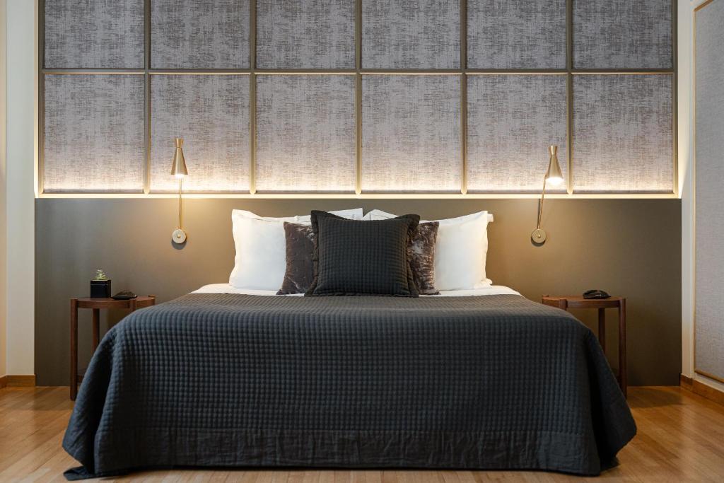 - une chambre avec un grand lit et deux lampes dans l'établissement Anaktora Luxury Apartment at Kolonaki, à Athènes