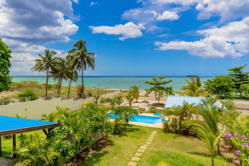Výhled na bazén z ubytování Stella Marris beachfront villa nebo okolí