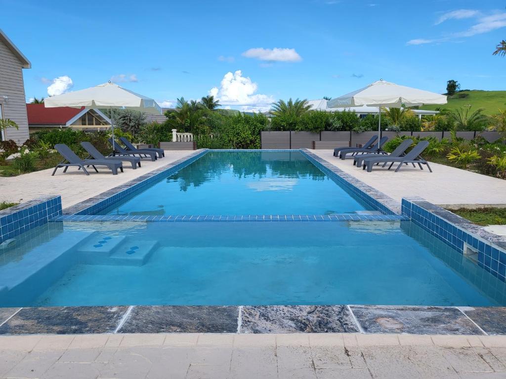 Bazén v ubytování Crawlbay Suites Hotel nebo v jeho okolí
