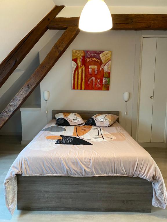 1 dormitorio con 1 cama en el ático en Au joli Barséquanais, en Bar-sur-Seine