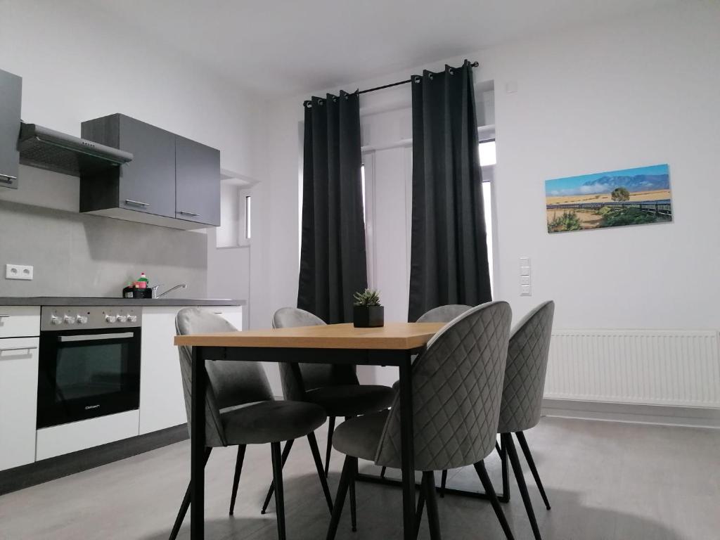 uma cozinha com uma mesa e cadeiras numa cozinha em estrella24 LIVING ROOMS Tokio em Herne