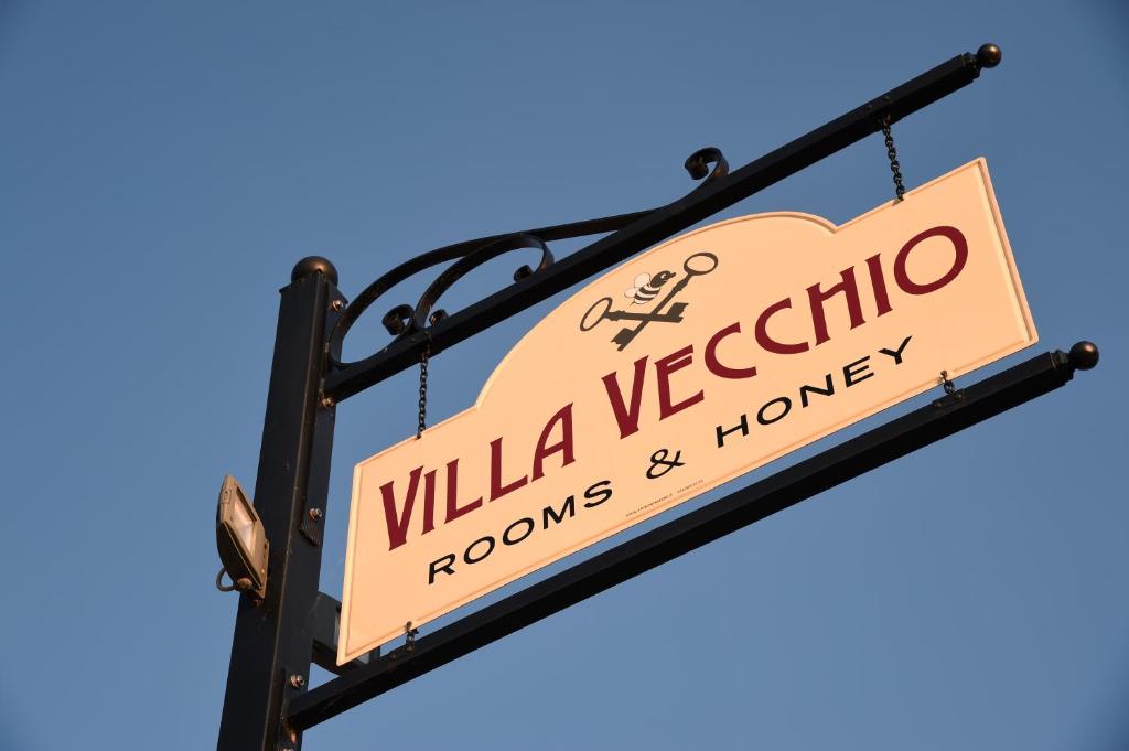 a sign for a villa victoria rooms and inventory at Villa Vecchio in Castagnito