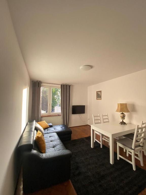 een woonkamer met een bank en een tafel bij Apartament Celna in Nysa