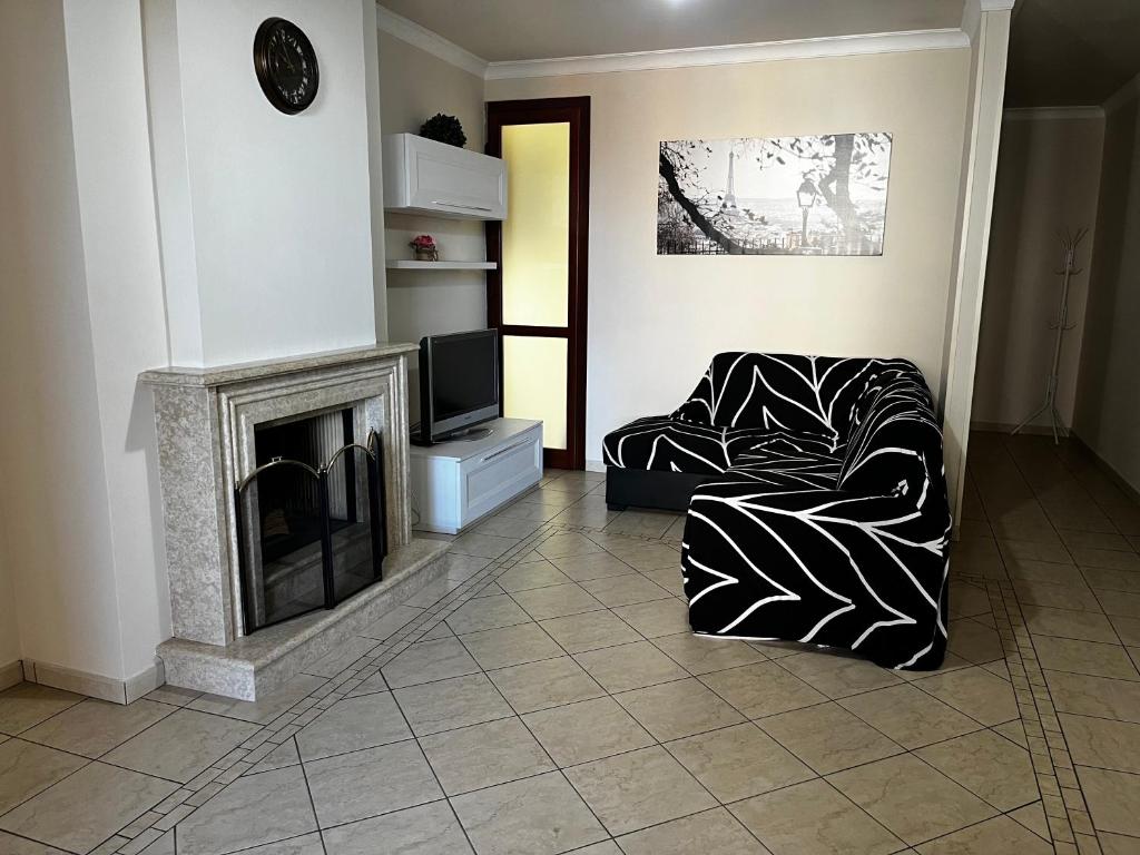sala de estar con sofá y chimenea en Appartamento Anastasia, en Monteroni di Lecce