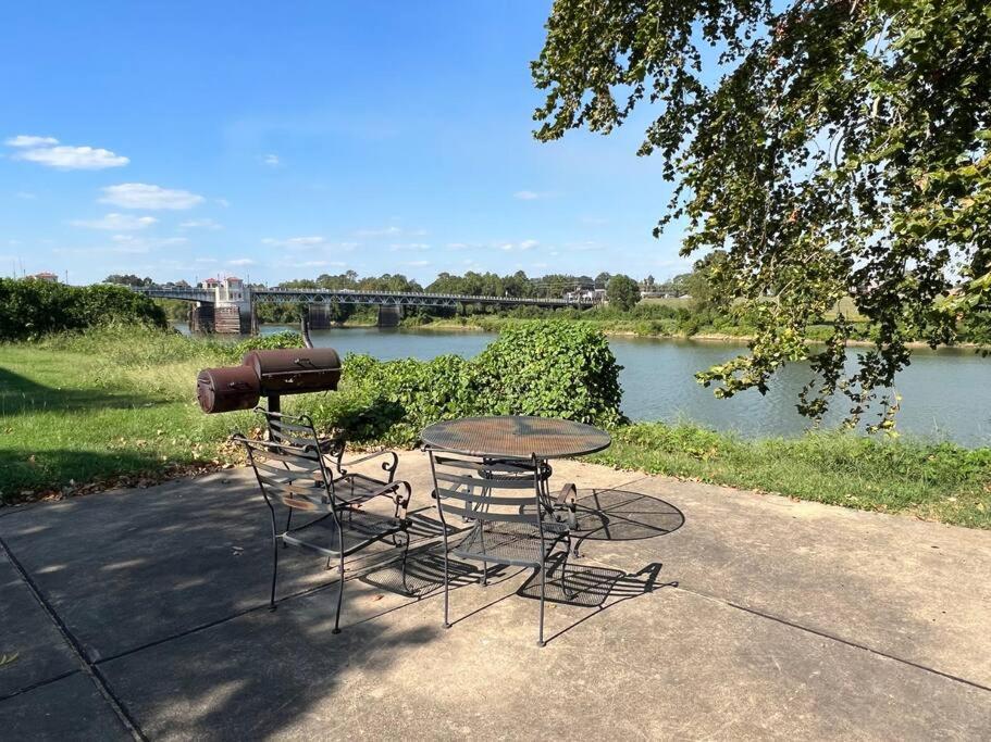 - une table de pique-nique et des chaises à côté d'une rivière dans l'établissement Cotton Port on the Ouachita River, à West Monroe