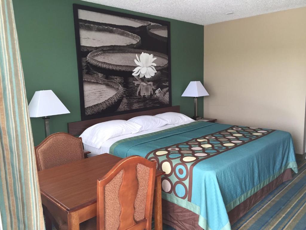 Super 8 by Wyndham Greencastle - King Room - Non-Smoking