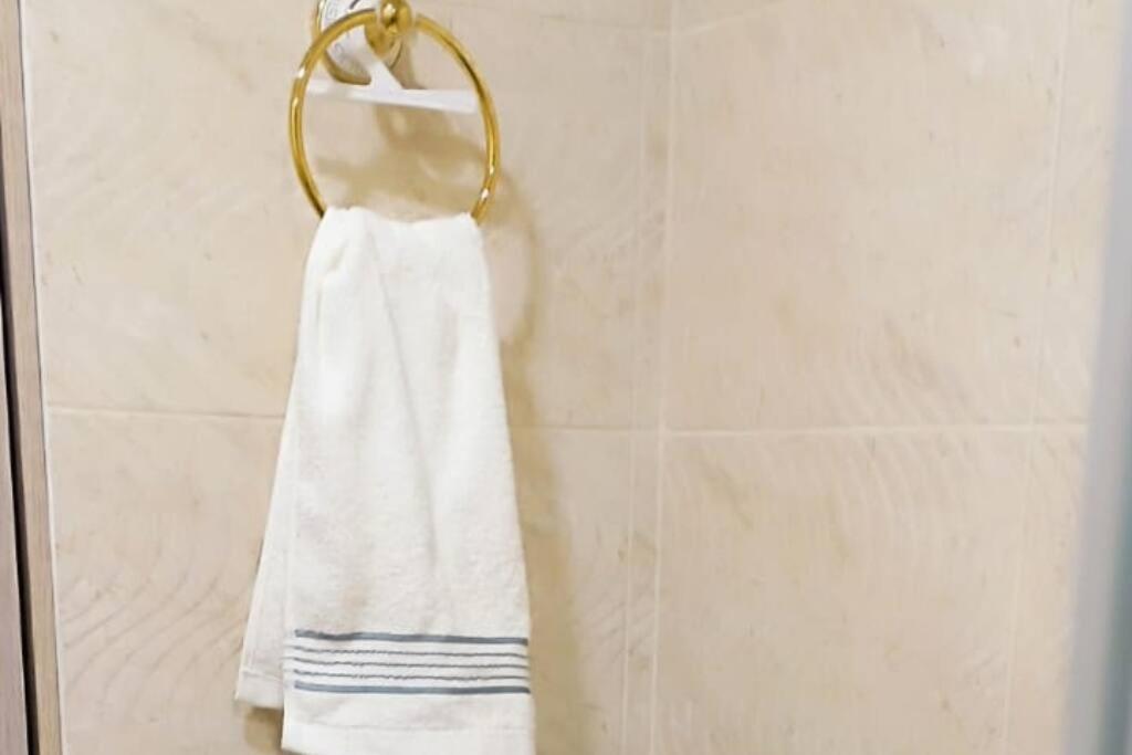una toalla colgada en un toallero en el baño en Oasis de relajación: ¡Descubre el Encanto japandi!, en Girardot
