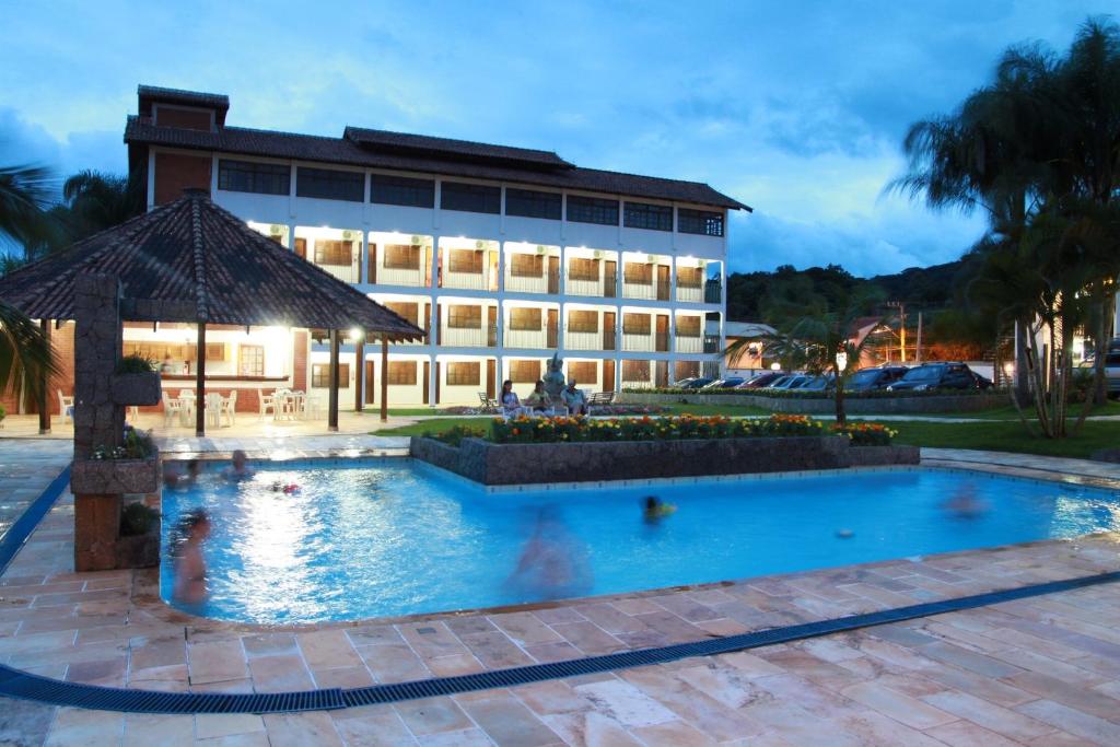 un hotel con piscina frente a un edificio en Bartholo Plaza Hotel Santa Catarina, en Penha