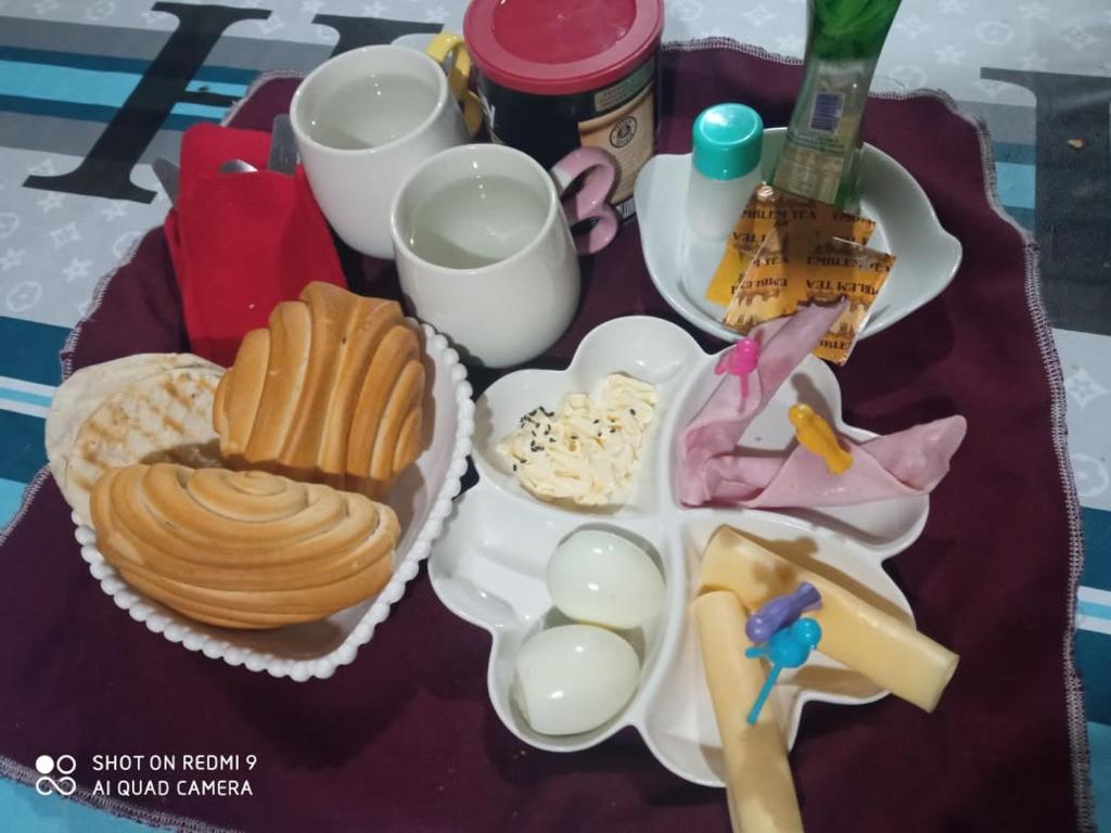een tafel met veel eten erop bij Familiar Hostal in Chillán