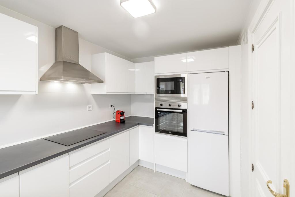 Kuchyňa alebo kuchynka v ubytovaní Spacious 2 Bed Duplex in Aloha Gardens close to Puerto Banus