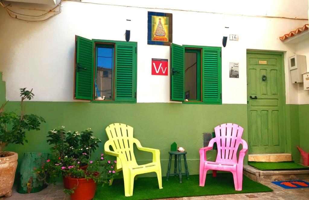 two chairs sitting in front of a house with windows at Casa Tucho en Anaga Reserva de la Biosfera - Naturaleza-Surf-Gastronomía local-Paz y Wifi in Santa Cruz de Tenerife