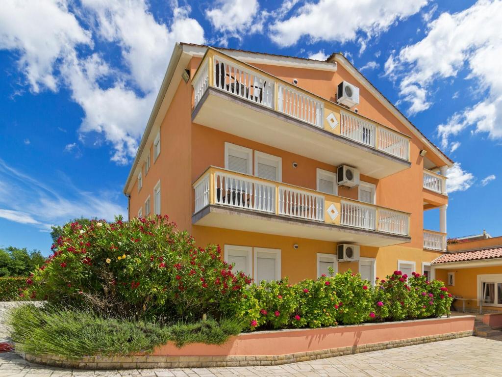 apartamentowiec z balkonami i kwiatami w obiekcie Panoramic Apartment in Banjole near Pula Town Centre w mieście Banjole