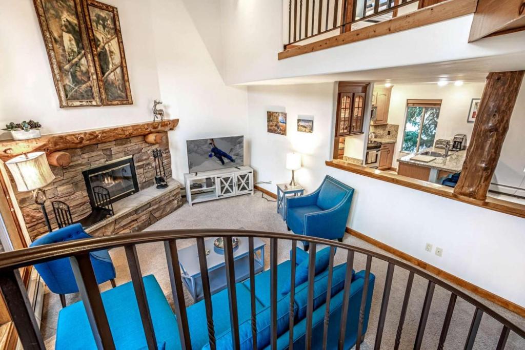 uma sala de estar com cadeiras azuis e uma lareira em Adventure awaits in cozy retreat between Vail and Beaver Creek em Vail