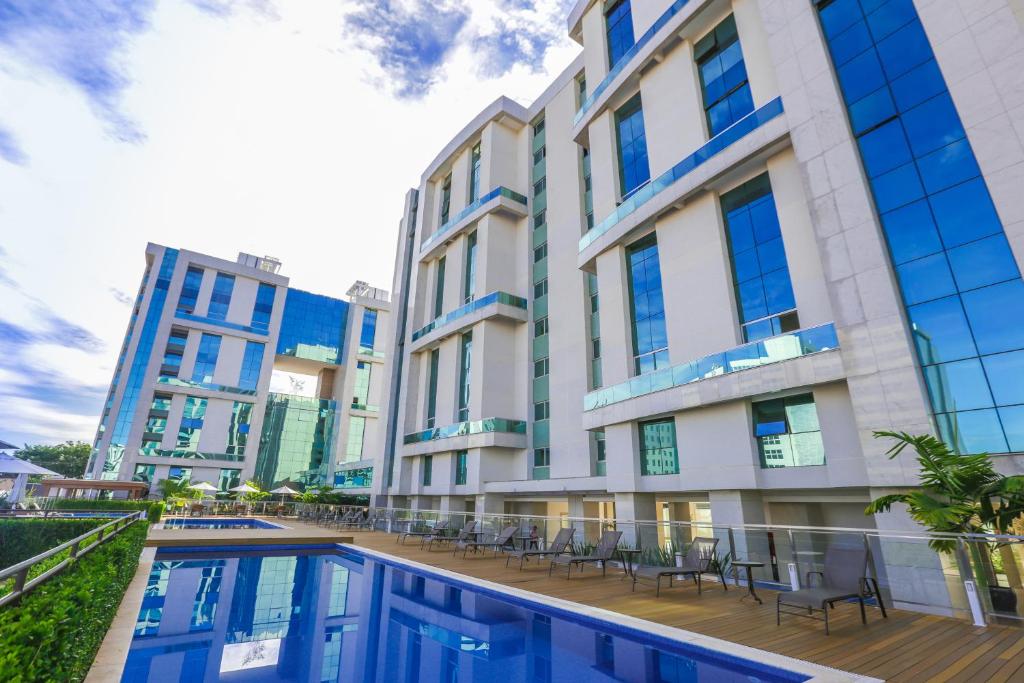 Blick auf ein Gebäude mit Pool in der Unterkunft Vista Park Hplus Long Stay in Brasilia