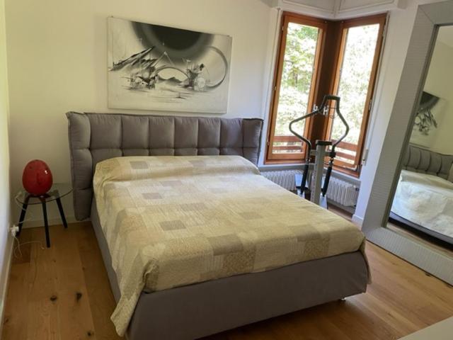 1 dormitorio con 1 cama grande en una habitación en SIEPELUNGA B&B en Bolonia