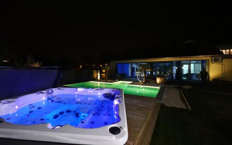 jacuzzi na tarasie w nocy w obiekcie Love room borabora 2 w mieście Trévoux