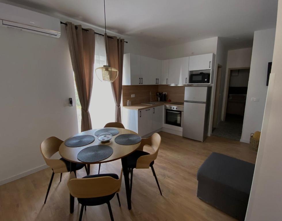 Apartman "Borićevac" في سيني: مطبخ وغرفة طعام مع طاولة وكراسي